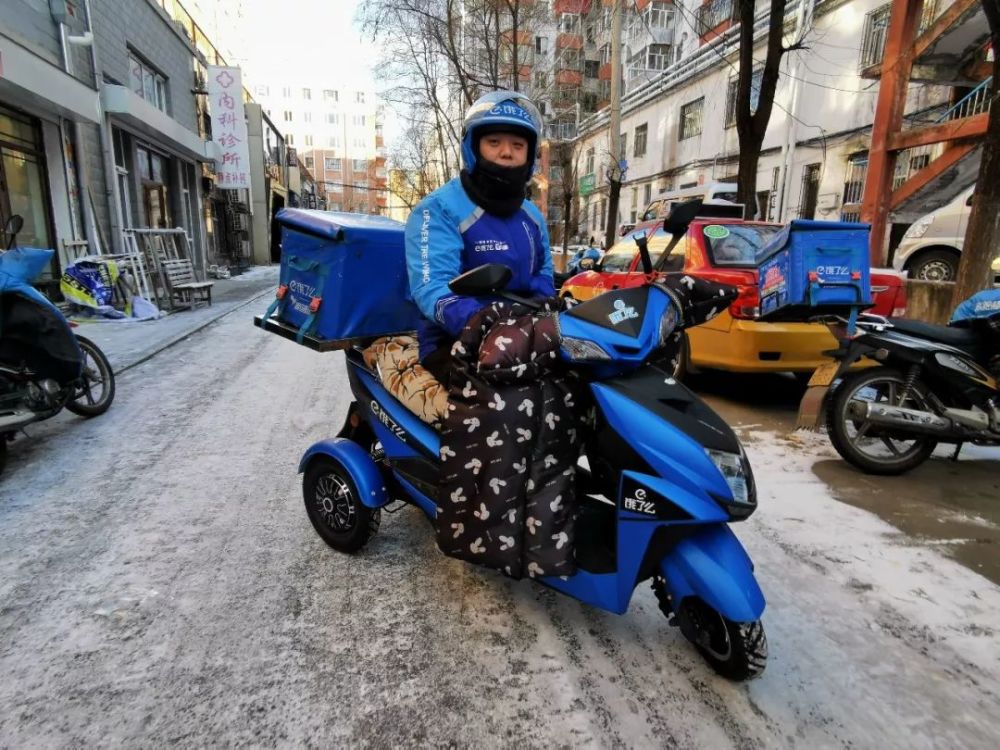 漠河外卖小哥老头乐送餐走红，冬日别样风景中的温暖使者