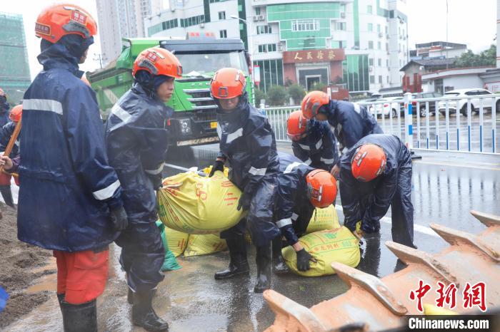 暴雨来袭，消防应急的挑战与应对策略