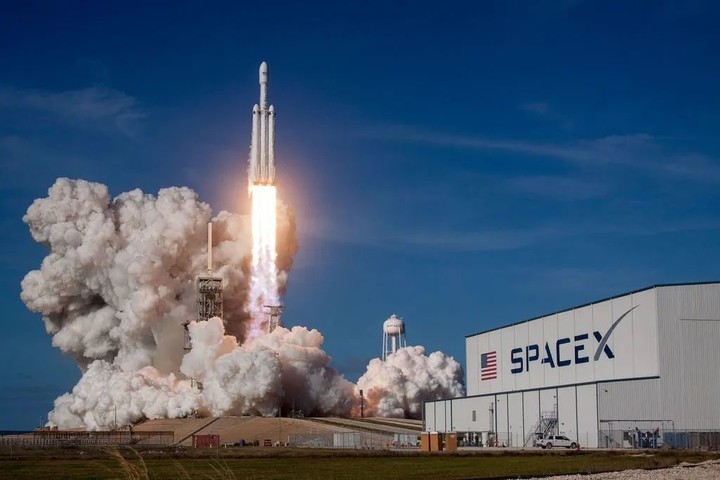 SpaceX星舰首度实现六连射，特朗普现场见证历史瞬间