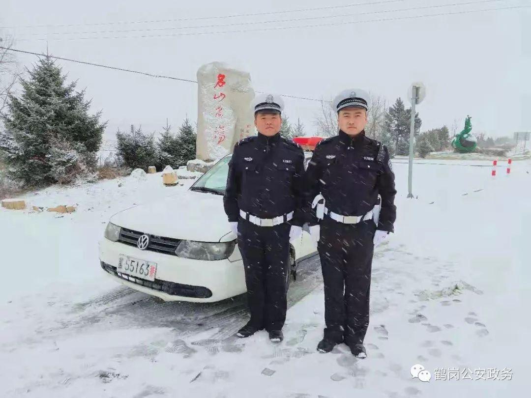 鹤岗破纪录暴雪，乘客雪中奋力推公交前行