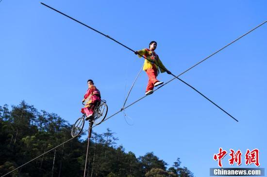 杂技演员高空坠落直播惊魂夜，千人见证瞬间