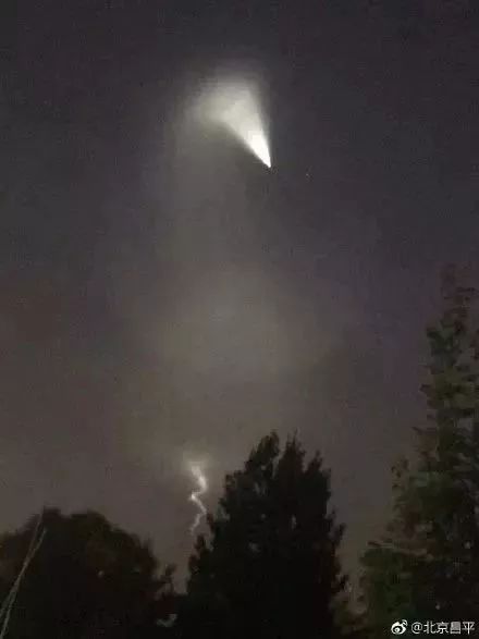 天津夜空神秘绿光，UFO还是自然现象？