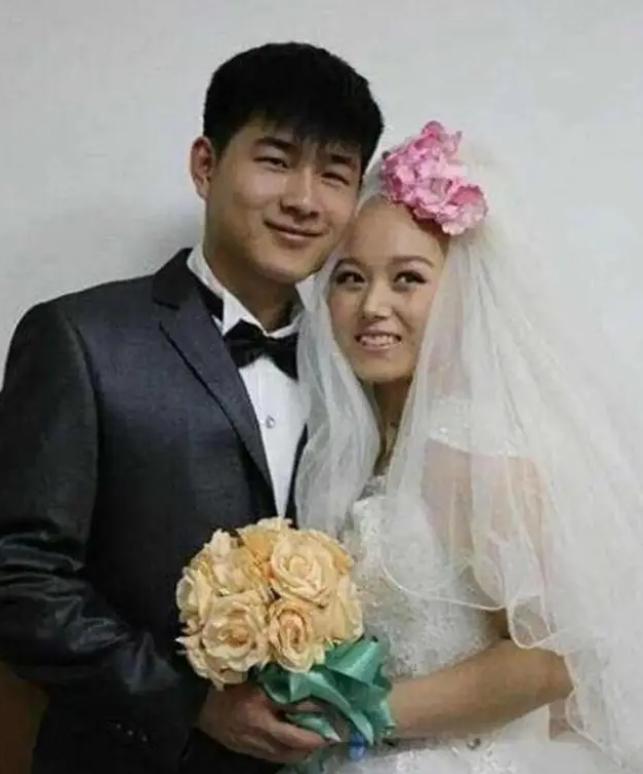 男子意外发现妻子婚礼现场视频，网友热议引爆话题