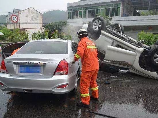 乌鲁木齐街头突发，25车刮擦相碰事故现场纪实